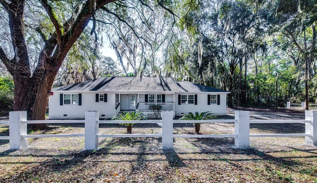 Coffee Bluff Bungalow near Marina