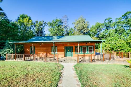 Coffeeville Cabin w/Deck ~ 7 Mi to Grenada Lk