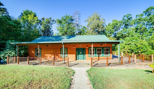 Coffeeville Cabin w/Deck ~ 7 Mi to Grenada Lk