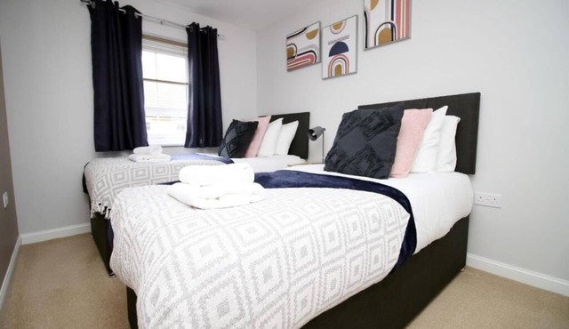 Cohost Partners Cozy 3BR Home with Garden & Parking