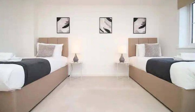 Cohost Partners Cozy 4 Bed Home with Garden