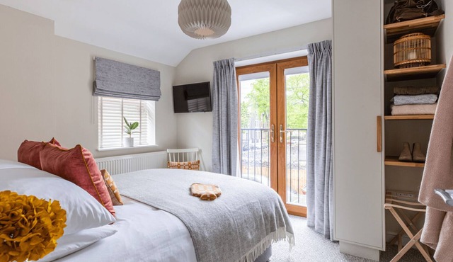 Cohost Partners Stylish Stay Near Cardiff City Centre