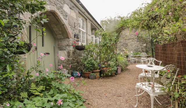 COINAGE HALL, pet friendly, character holiday cottage in Lostwithiel