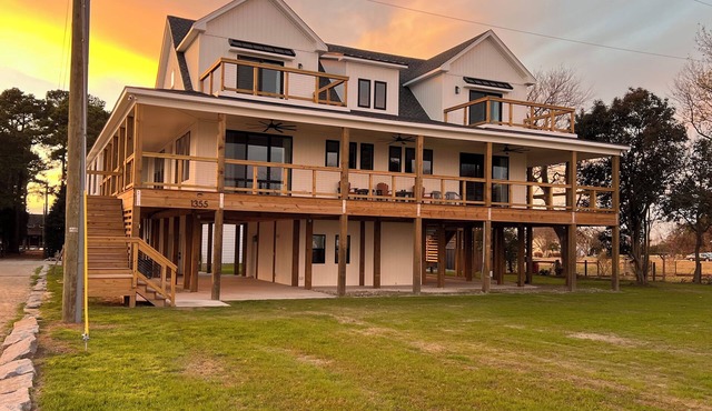 Coinjock guesthouse w/elevator, full kitchen, W/D and beautiful waterfront views