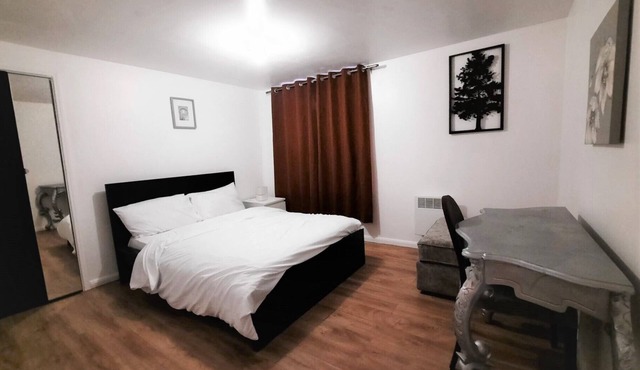 Colchester 3-Beds, Sleeps 5 with Parking & WiFi