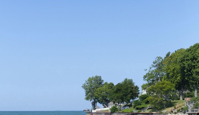 Colchester cottages a stones throw away from beaches, wineries, marina, parks.