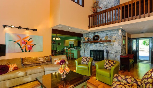 Cold Moose Cabin- 20 Min. to Asheville, EV Charger, Mountain views from 3 decks
