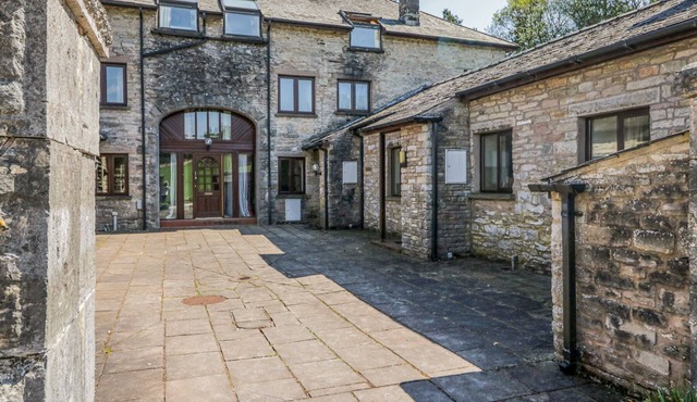 COLDBECK COTTAGE, pet friendly, with open fire in Ravenstonedale