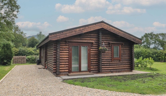 COLDMOOR LODGE 6, romantic, with hot tub in Stokesley