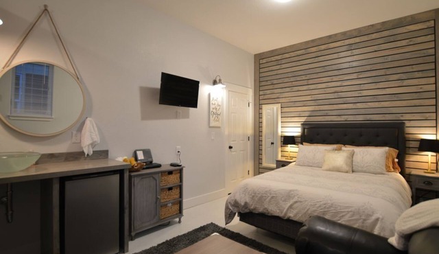 Coldsmoke Getaway, Steps From Meyers Lake & minutes from downtown!