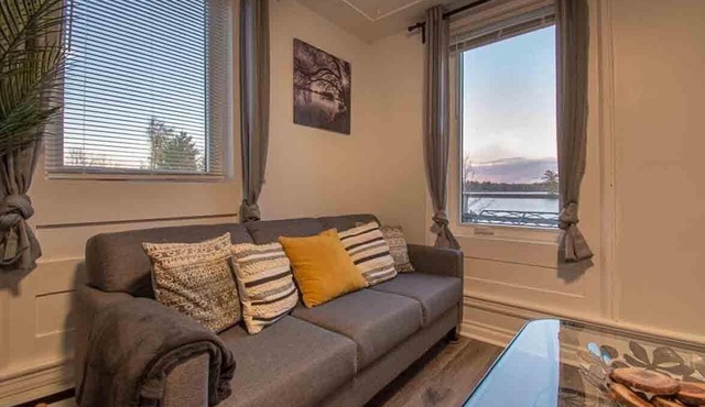 Cole Lake Retreat - Three Bedroom Cottage, Sleeps 9