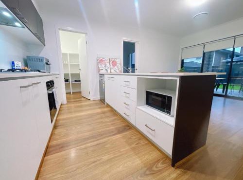 Colebee 4 Bedroom House Walk to Park and Shops