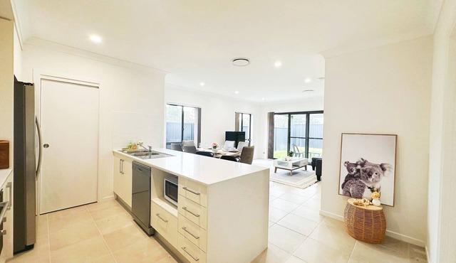 Colebee/5 Bedroom/near Shopping/IKEA/WiFi/Golf