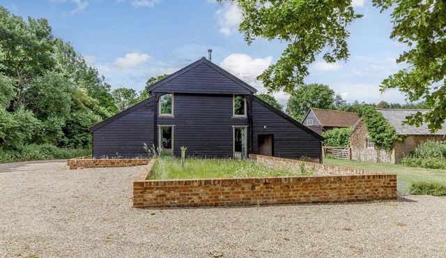 COLEMANS FARM BARN, pet friendly, with open fire in Finchingfield