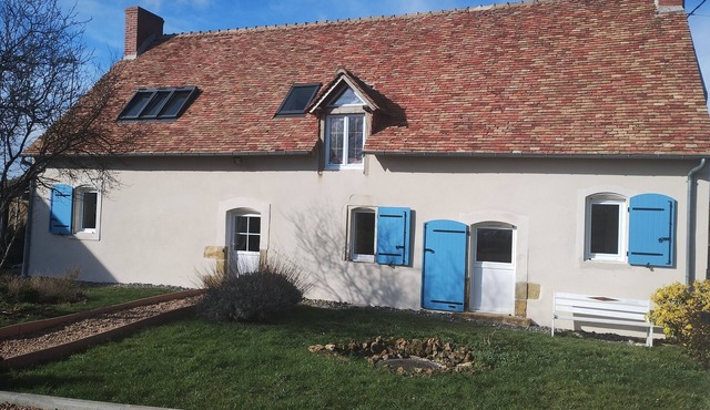 Colette Art Deco room in quiet farmhouse near circuit, pets welcome