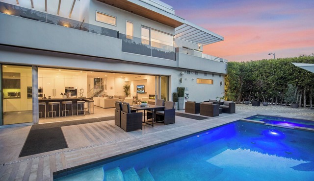 Colgate Vantage - The House of Views | Rooftop Deck & Hollywood Hills Vistas