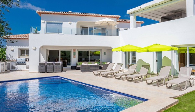 Colina - modern 3 bedroom villa close to town/beaches