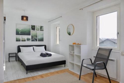 COLIVING - bedroom - TV- Private Bathroom