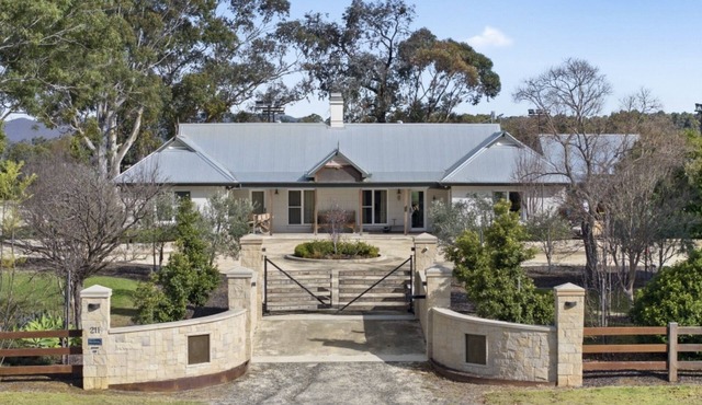 Colle Arcano Estate - Exceptional Hillside Playground in Pokolbinn