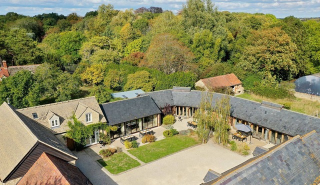 Collection of five spacious barns near Faringdon - Goodlake Barns
