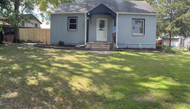 Colleens 2-bedroom house in Rock Falls with AC, WiFi.