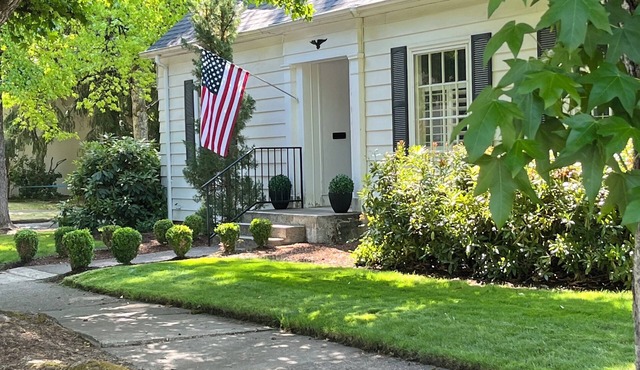 COLLEGE HILL CLASSIC, GREAT LOCATION!