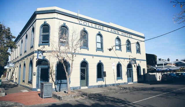 College Lawn Hotel