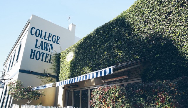 College Lawn Hotel - Hostel