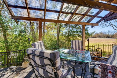 College Station Getaway w/Hot Tub & Courtyard!