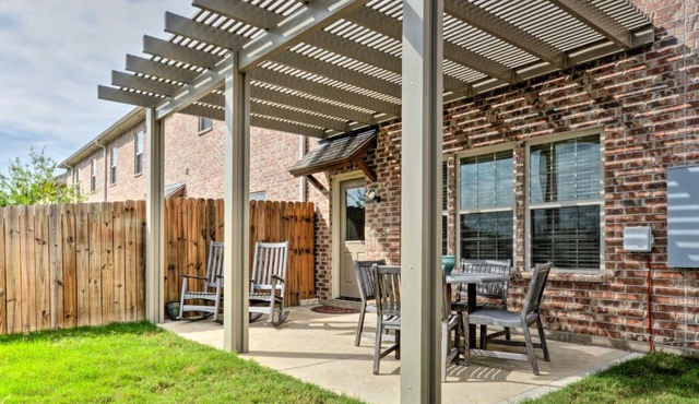 College Station Townhouse with Private Patio