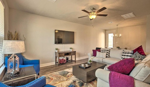 College Station Townhome with Furnished Patio!