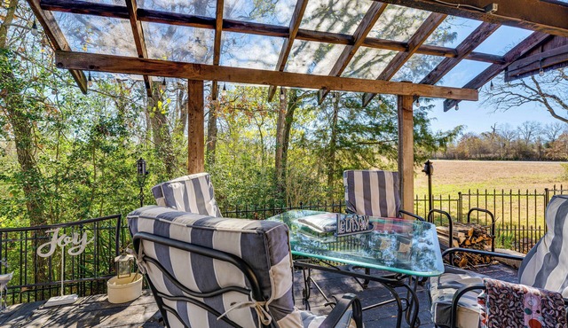 College Station Getaway w/Hot Tub & Courtyard!