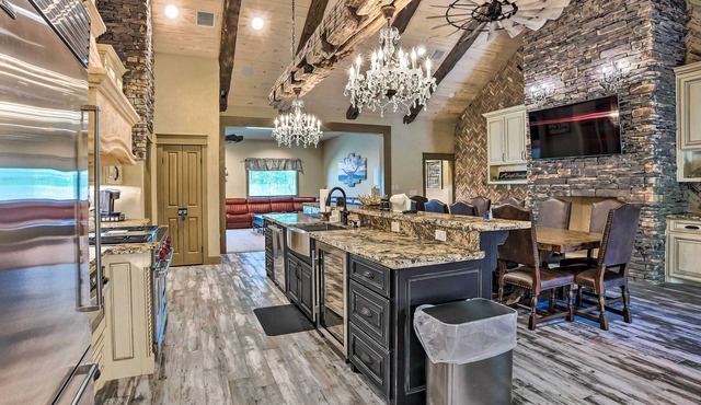 College Station Getaway w/ Pool Table + Bar!