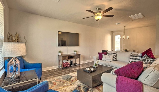 College Station Townhome w/Furnished Patio!