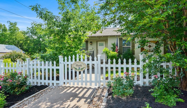 COLLEGE STREET COTTAGES - GEORGETOWN SQUARE AREA - HISTORIC DISTRICT