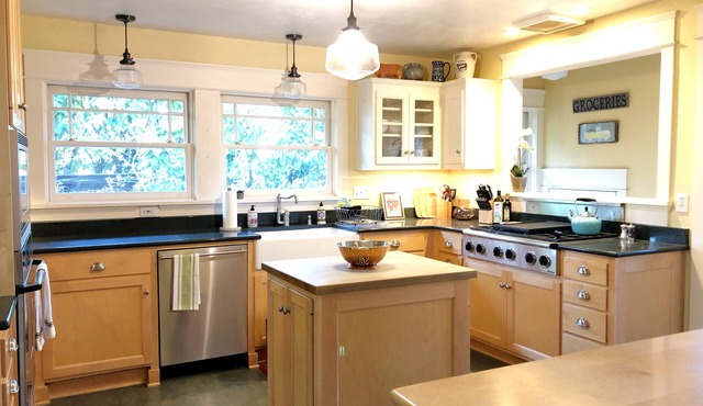 College Sweetheart! 2 blocks from UO on a beautiful street!