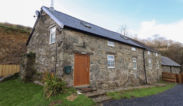 COLLFRYN, pet friendly, character holiday cottage in Mallwyd