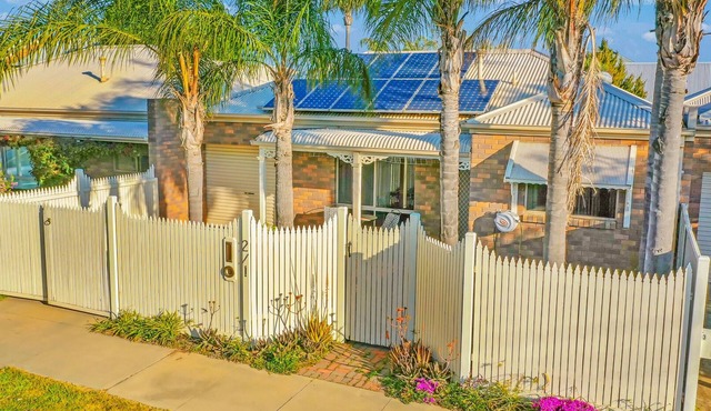 Collier Terrace: charming + central