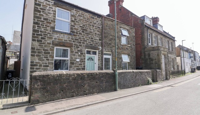 COLLIERS COTTAGE, pet friendly, with a garden in Cinderford