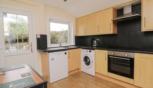 COLLIESTON COTTAGE, pet friendly, with hot tub in Dumfries