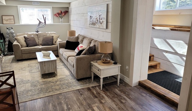 Collingwood/Blue Mountain Gorgeous 2 bedroom Suite with Kitchen, LR, Dine.