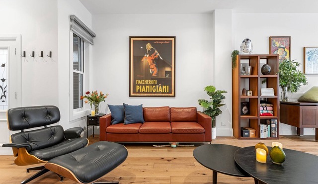 Collingwood Haven - 4 guests, FOXTEL, WIFI & parking for 3 cars - Long stay DISC