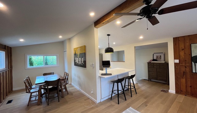Collingwood. Walk to the water. Hot Tub. Pet friendly. Short drive to Blue Mt.