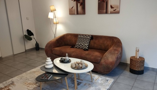 Colmar garden level with closed garage.