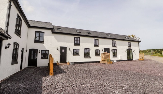 COLOMENDY ALPACA FARM - COACH HOUSE, family friendly in Northop Hall