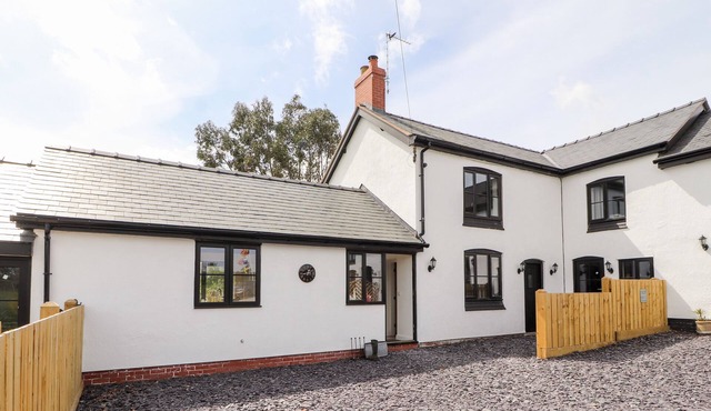 COLOMENDY ALPACA FARM - FARM HOUSE, family friendly in Northop Hall