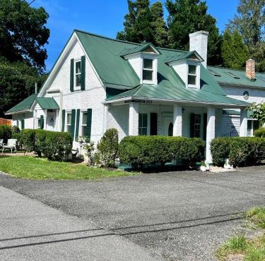 Colonial 3BR House with excellent Fast Wi-Fi next to The INN