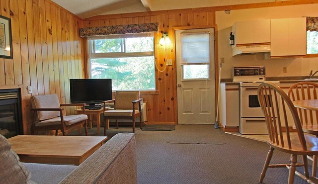 Colonial Bay Motel and Cottages
