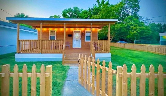 Colonial Beach Cottage, 7 minutes walk to beach!