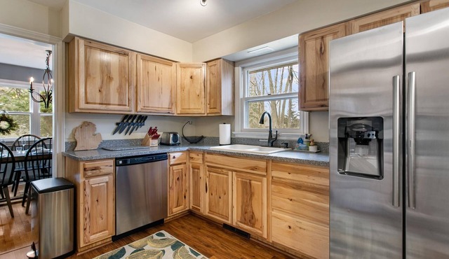 Colonial Cottage | 4 BR | Hot Tub | Sauna